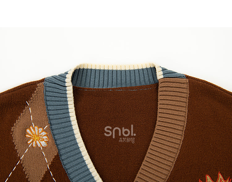 Braune Strickjacke mit Hasenstickerei und Gänseblümchen