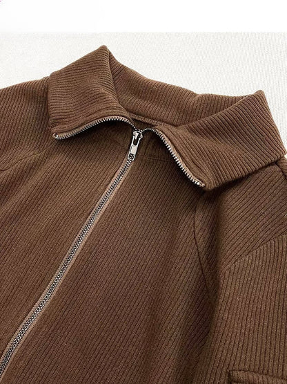 Kaffeefarbenes, schmal geschnittenes Strickoberteil