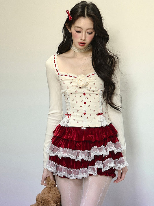 Aprikosenfarbenes Oberteil mit Blumenmuster, Kirschen und Schleife, Spitzenakzenten und quadratischem Ausschnitt