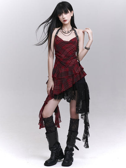 Rot kariertes Neckholder-Top mit kaskadierenden Rüschen und Schnallenriemen