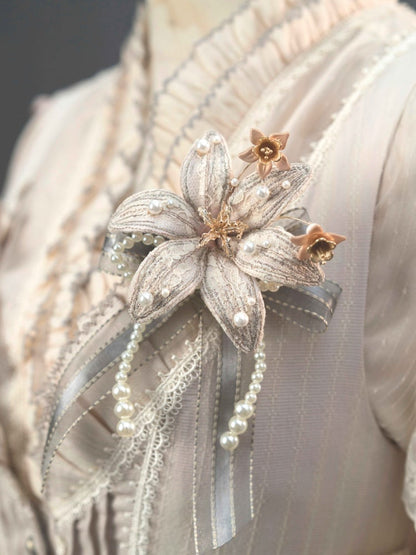 Blaue/lila/graue Lilienbrosche mit Perlendetails