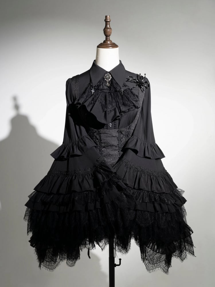 Schwarzes Gothic-Lolita-Hemd mit Glockenärmeln und Kreuzanhänger und spitzem Kragen