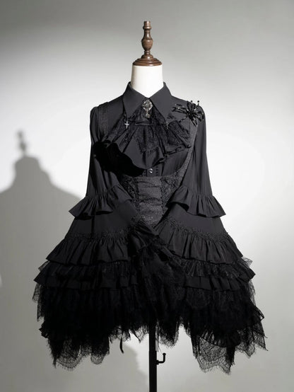 Schwarzes Gothic-Lolita-Hemd mit Glockenärmeln und Kreuzanhänger und spitzem Kragen
