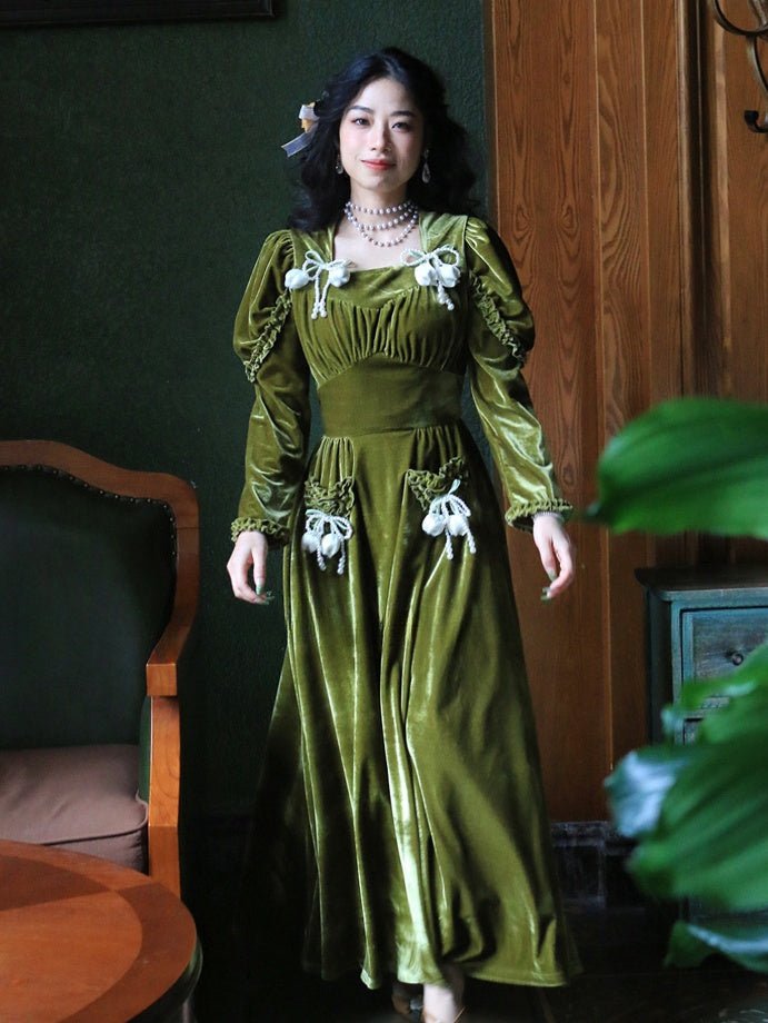 Dunkelgrünes Vintage-Samtkleid mit hoher Taille und quadratischem Ausschnitt