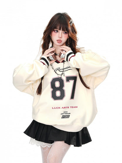 Aprikosen-/Marineblaues, lockeres Sweatshirt mit V-Ausschnitt und Zahlendruck in Bittersüß