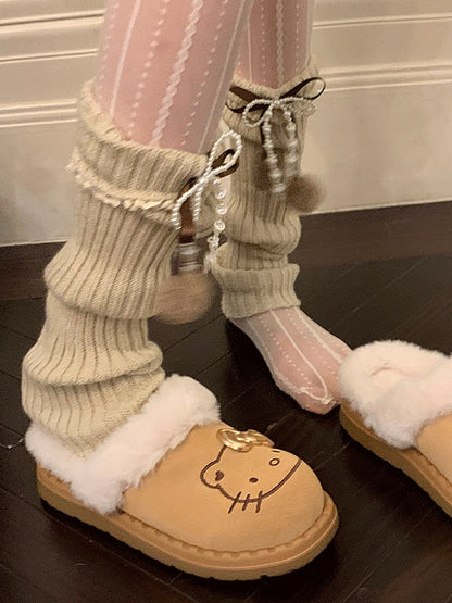 ブラック/カーキ/ミルクホワイトの蝶結びレーストリムレッグウォーマー（ポンポン付き）