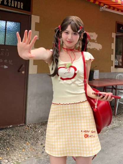 T-Shirt Salatrot Hellgelb Rundhalsausschnitt Apfelapplikation Saum