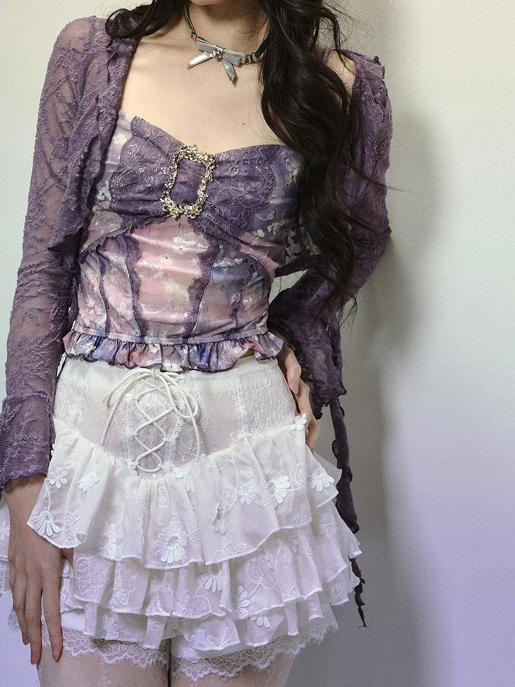 Lavendelfarbenes, halbtransparentes Spitzentop mit offener Knopfleiste