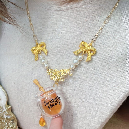 Gelb verzierter Perlen-Honigtopf-Anhänger und Halskette mit Schleife