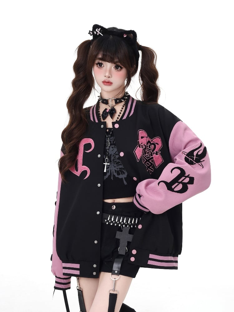 ブラック＆ピンクのリボン刺繍がほろ苦いベースボールジャケット。袖にレースアップディテール。