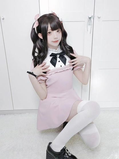 Rosa Kleid mit Rüschenausschnitt, Spitzenmanschetten und Shorts mit Rüschenbesatz