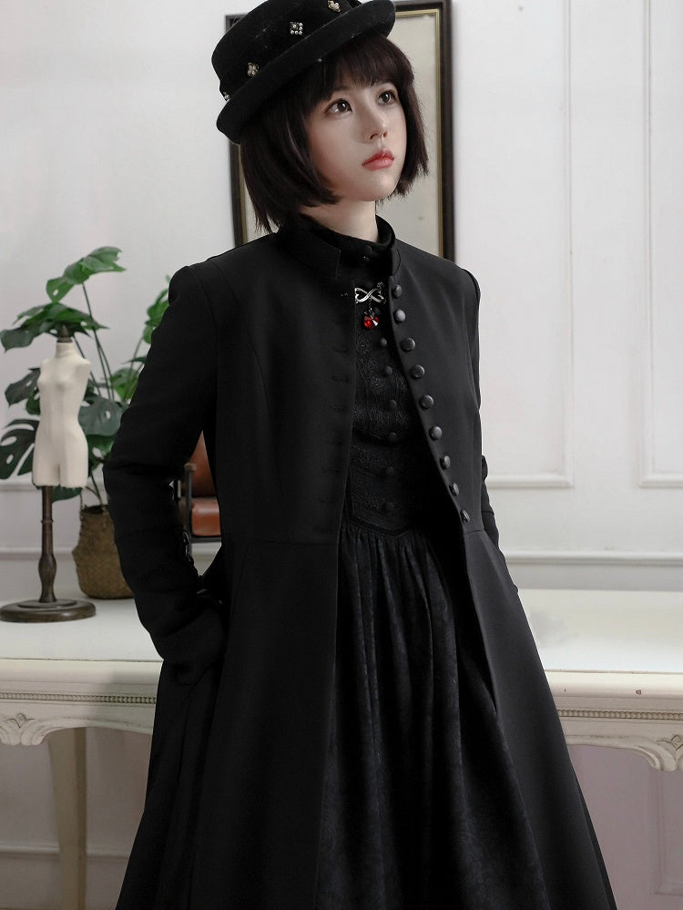 Schwarzer Mantel mit Stehkragen und langen Ärmeln