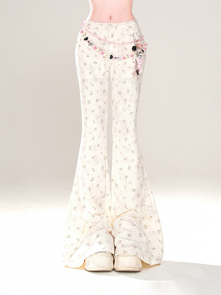 Aprikosenfarbene, schmal geschnittene Schlaghose mit niedriger Taille und Blumenmuster