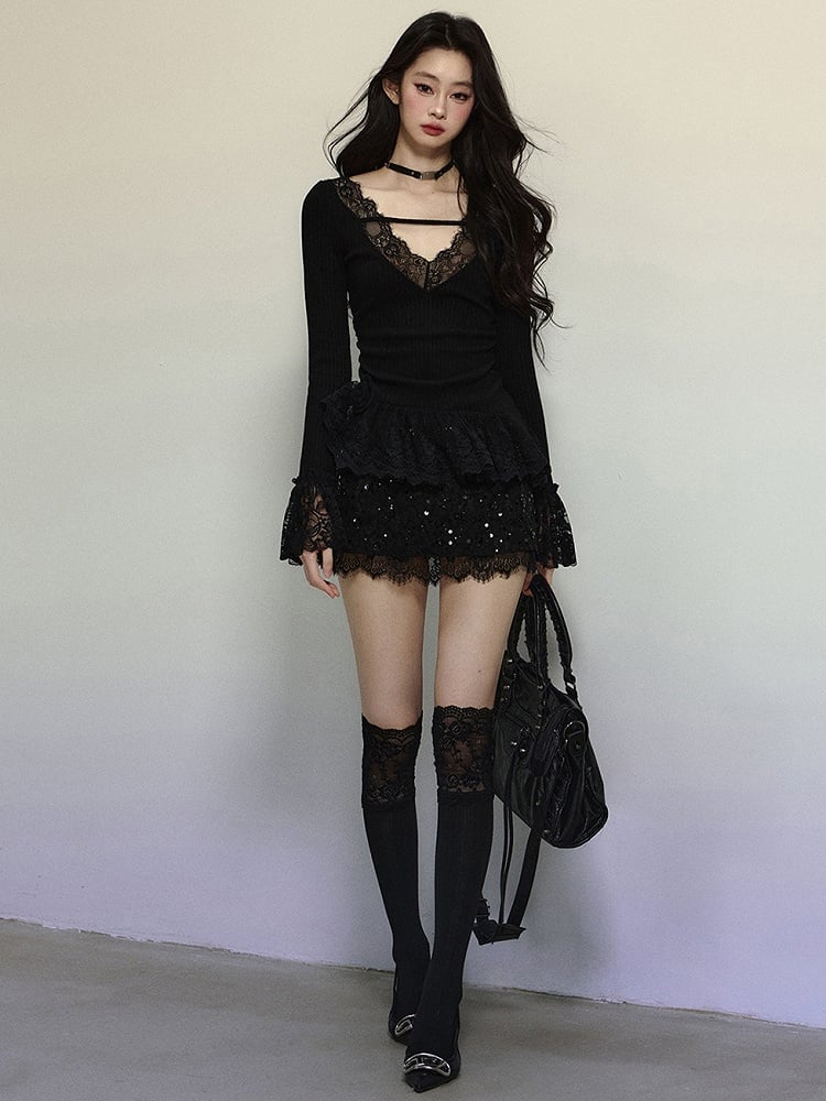 Schwarzes Stricktop mit V-Ausschnitt und Spitzenbesatz