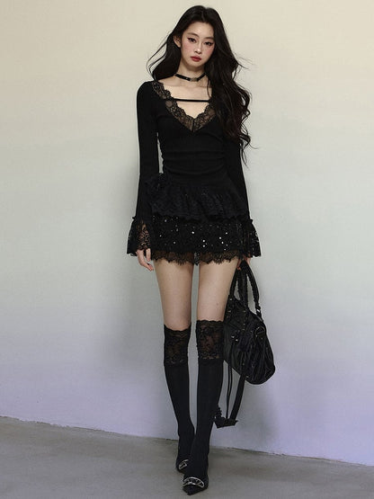 Schwarzes Stricktop mit V-Ausschnitt und Spitzenbesatz