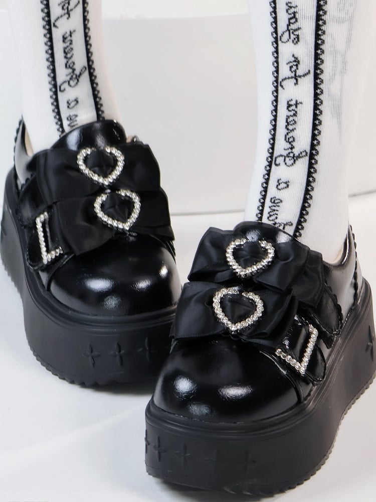 Dicke/normale Strass-Akzente, Kei-Dekor-Version mit Herz-Jirai-Schleifen-Plateaus in Slip-on-Schwarz