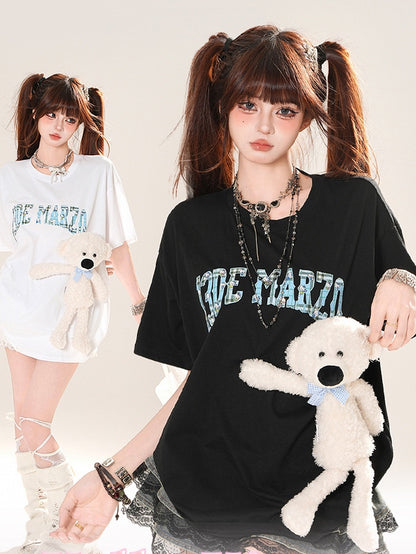 愛らしいクマのぬいぐるみ付き、ブラック/ホワイトのラウンドネックレタープリントTシャツ