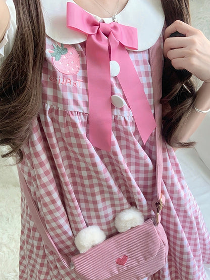 Rosa Erdbeerkleid mit Peter-Pan-Kragen und kurzen Puffärmeln