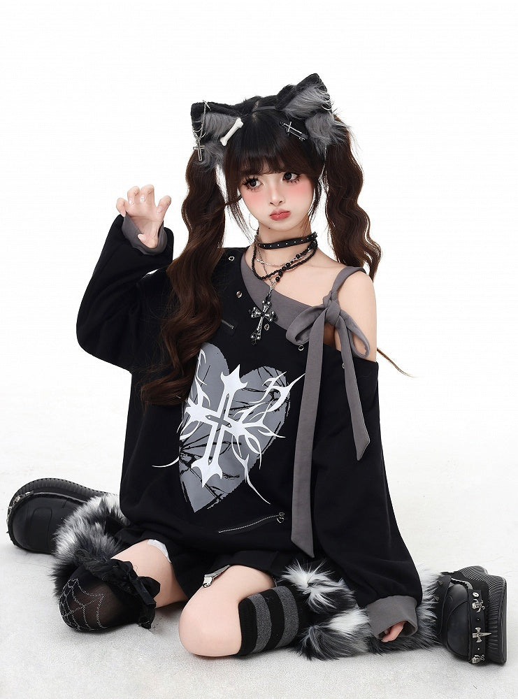 ブラックのアシンメトリーネックライン、セルフタイストラップ、ハート＆クロスプリントスウェットシャツ