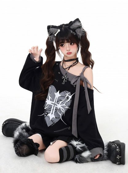 ブラックのアシンメトリーネックライン、セルフタイストラップ、ハート＆クロスプリントスウェットシャツ