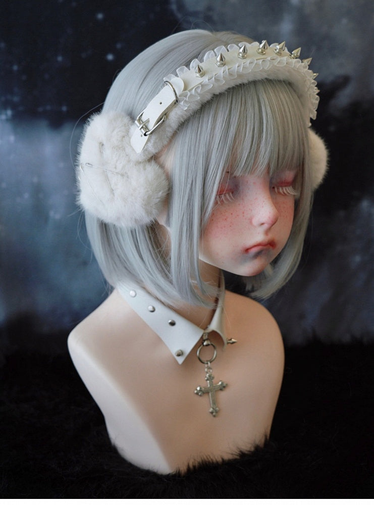 ホワイトのハンドメイドスタッドとピン、フリルヘムのハート型プラッシュイヤーマフ