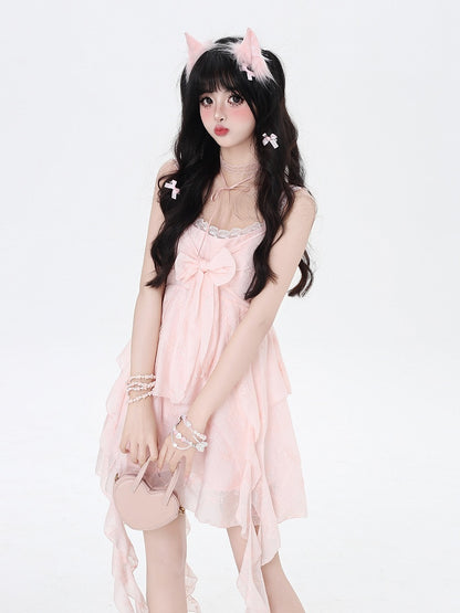 Rosafarbenes ärmelloses Kleid mit kaskadierenden Rüschenakzenten und Schleifendetail vorne