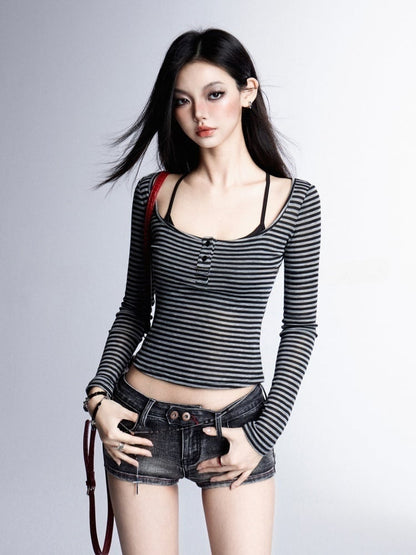 ラウンドネックのヴィンテージブラック＆グレーストライプ柄トップス