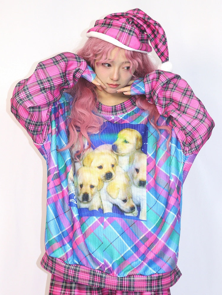 チェック柄と子犬のプリントが入ったピンクのギャルオーバーサイズスウェットシャツ。ファッションとブルー