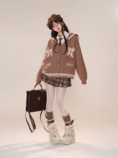 Braune Strickjacke mit Matrosenkragen und Schleifendetail