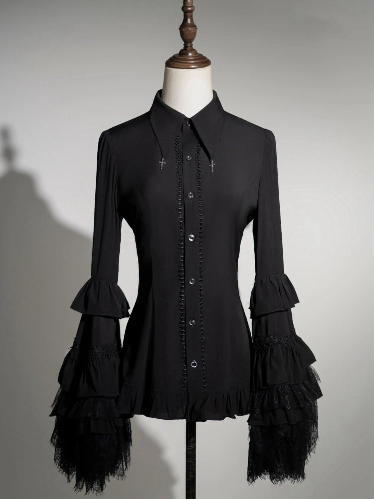 Schwarzes Gothic-Lolita-Hemd mit Glockenärmeln und Kreuzanhänger und spitzem Kragen