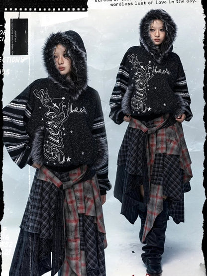 Schwarz-weißer Kapuzenpullover mit Plüschbesatz und gestreiften Ärmeln