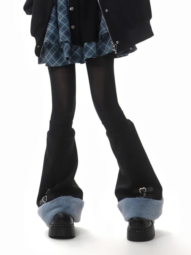 ブルー＆ブラックのプラッシュトリムレッグウォーマー（バックル付き）