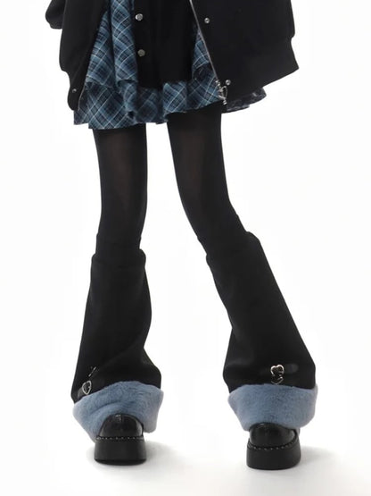 ブルー＆ブラックのプラッシュトリムレッグウォーマー（バックル付き）
