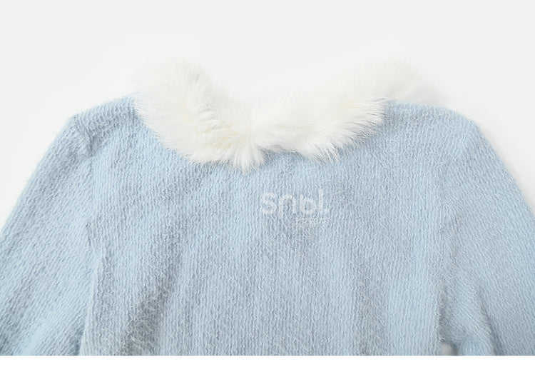 Blaues, langärmliges Oberteil mit Plüschbesatz am Ausschnitt und Schleifendetails