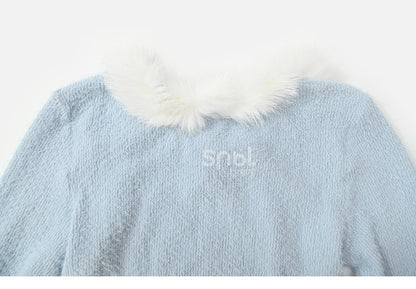 Blaues, langärmliges Oberteil mit Plüschbesatz am Ausschnitt und Schleifendetails