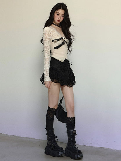 Aprikosenfarbenes Oberteil mit Schnallenträgern, V-Ausschnitt und langen Ärmeln aus Spitzenstrick