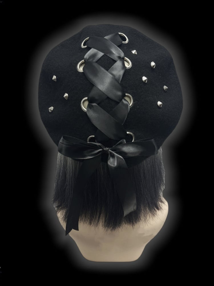 Schwarze Wollbaske mit Schnürdetail und Nieten im Y2K-Stil