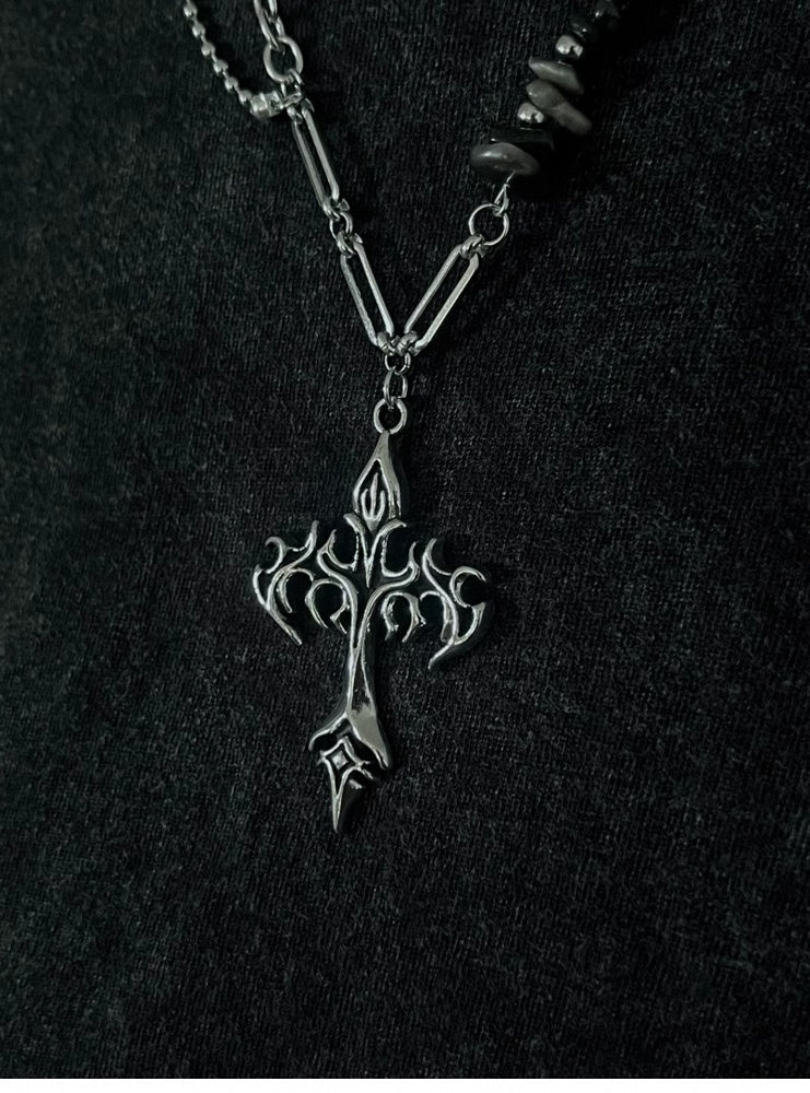 Silberne Halskette mit Flammenkreuz-Anhänger und asymmetrischer Kette
