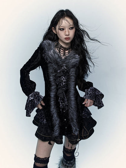 Schwarzes und graues Oberteil mit Leopardenmuster und zotteligem Besatz