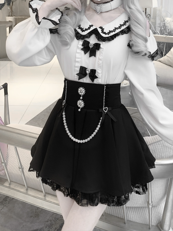 取り外し可能なトリムとデザインレースのブラックブラウス、ジライケイのピーターパンカラー、カットアウトショルダー、コントラストホワイトチョーカー