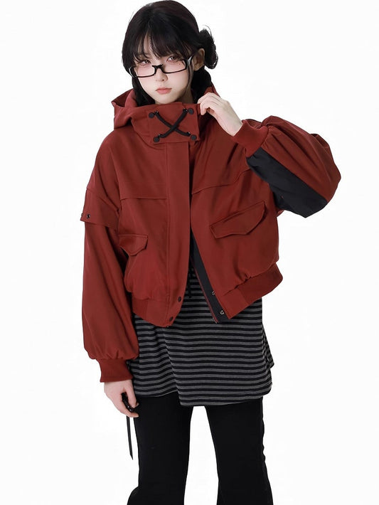 Kurze Jacke mit Kapuze und Colorblock-Ärmeln in Rot und Schwarz