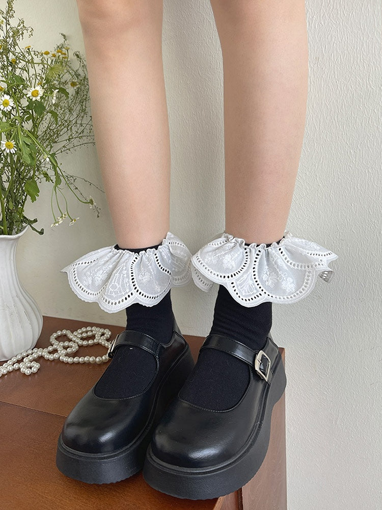 Socken mit floralem weißem Muster, Wadenbesatz und schwarz-weißer Spitze
