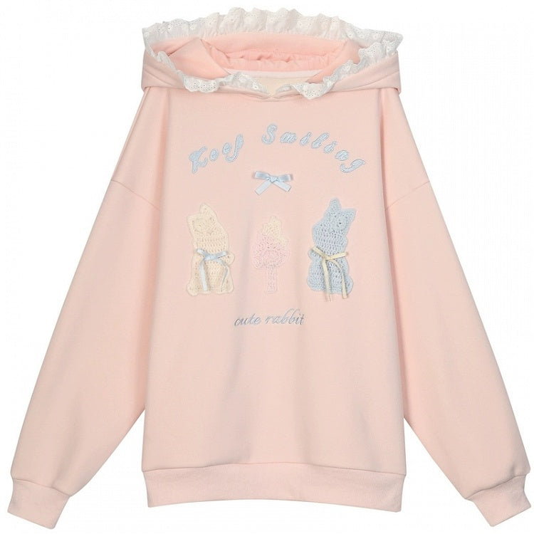 Rosafarbener, süßer Kapuzenpullover mit gehäkelten Häschendetails und Fleecefutter