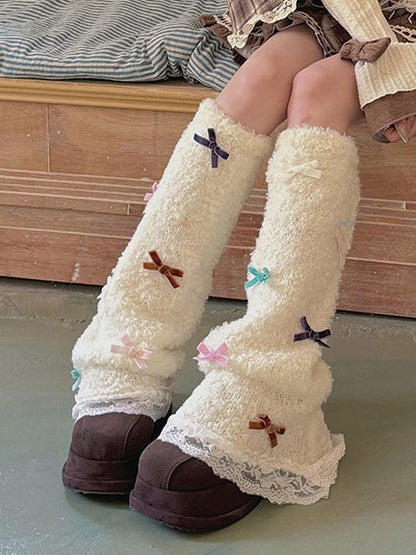 ホワイトのスイートなリボン結びレーストリムレッグウォーマー