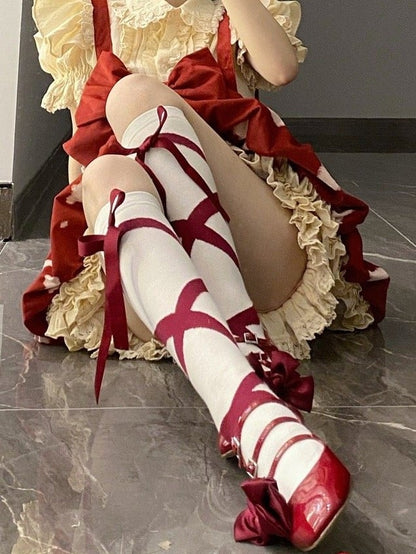 リボンプリントと蝶結びで飾られた膝丈ストッキング