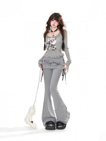 サイドにレースアップディテールが施された、グレーのスターアップリケが華やかなフレアパンツ