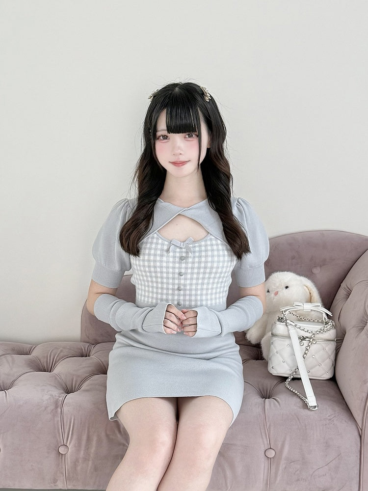 Kleid mit kariertem Cut-Out-Ausschnitt aus Kei Jirai-Strick in hellem Twist-Blau
