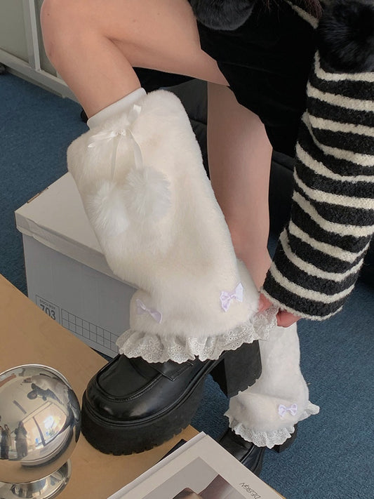 ホワイトのスイートな蝶結びレーストリムのプラッシュレッグウォーマー（ポンポン付き）
