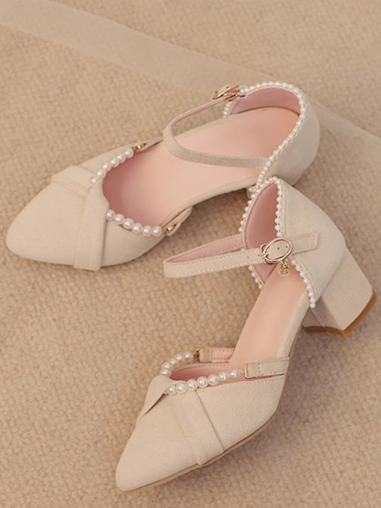 Beige Lolita-Sandalen mit Perlen und Wildlederdetails im Fersenbereich und abnehmbarer Spitze