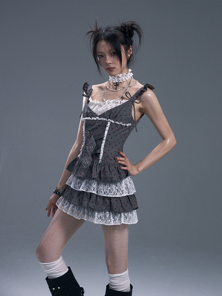 Plissiertes Unterkleid mit roten Herz- und Punktspitzenakzenten, grau, gestuft